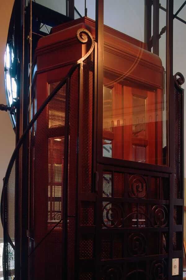 Invalidenstraße in Wien | Tragkraft von 240 kg oder 3 Personen | Geschwindigkeit beträgt 0,60 m/s | Förderhöhe ist 19,65 m | Kabinengröße von 0,74 m²