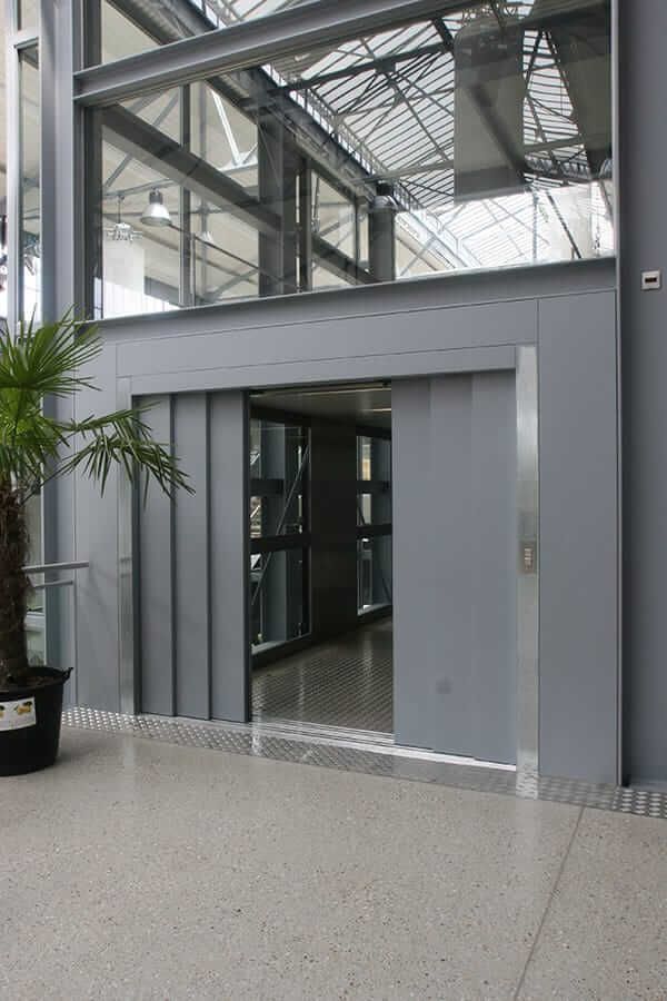 Dr. Otto Neurath Gasse in Wien | Tragkraft von 3.800 kg oder 50 Personen | Geschwindigkeit beträgt 0,36 m/s | Förderhöhe ist 5,30 m | Kabinengröße von 13,75 m²