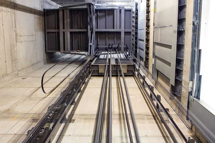 Veranstaltungszentrum - Zeltweg | Tragkraft von 10.000 kg oder 133 Personen | Geschwindigkeit beträgt 1,00 m/s | Förderhöhe ist 22,14 m | Kabinengröße von 16,64 m²